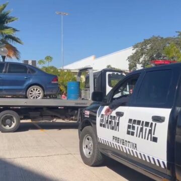 Abandonan vehículo con restos humanos frente a hotel cadena en Tuxtla Gutierrez