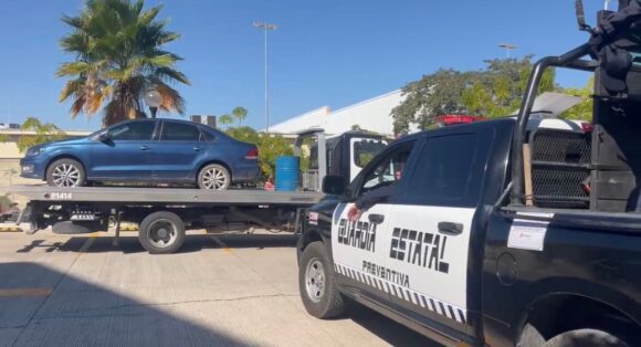 Abandonan vehículo con restos humanos frente a hotel cadena en Tuxtla Gutierrez