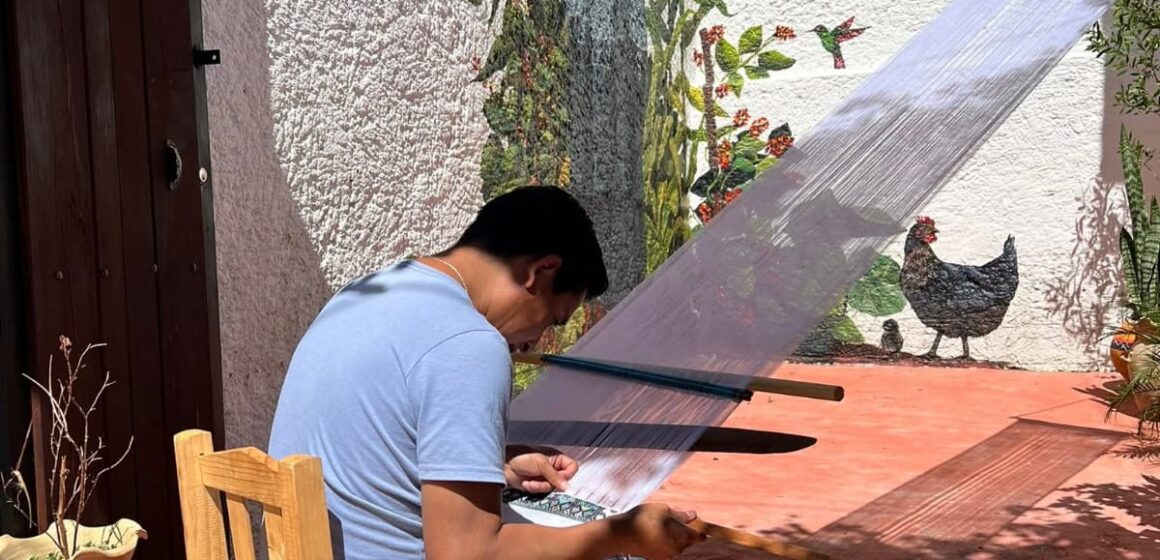 Acusan a Alberto López de deber más de medio millón de pesos a artesanas tsotsiles
