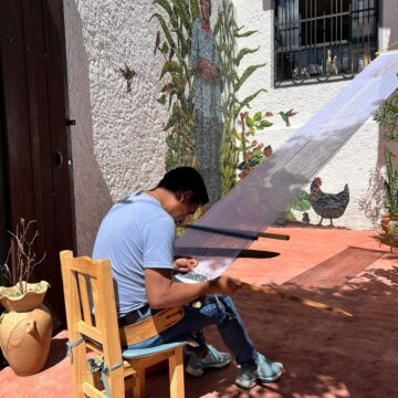Acusan a Alberto López de deber más de medio millón de pesos a artesanas tsotsiles