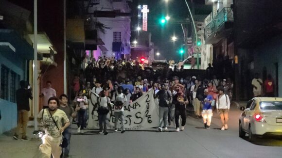 Primera caravana migrante “Génesis” avanza por la costa de Chiapas